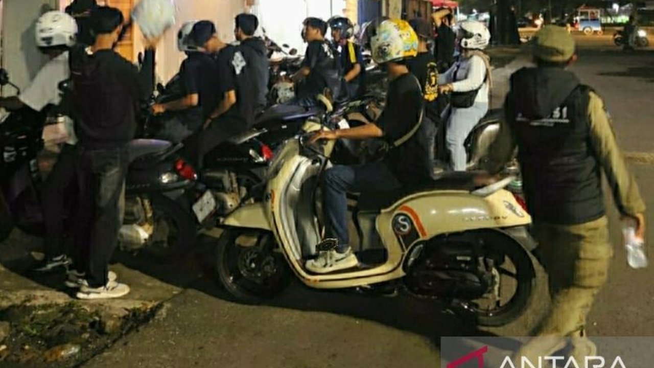 Satpol PP Karawang meningkatkan patroli untuk mencegah tawuran dan perang sarung selama Ramadhan, sekaligus mengawasi penerapan Surat Edaran Bupati terkait penutupan tempat hiburan malam.