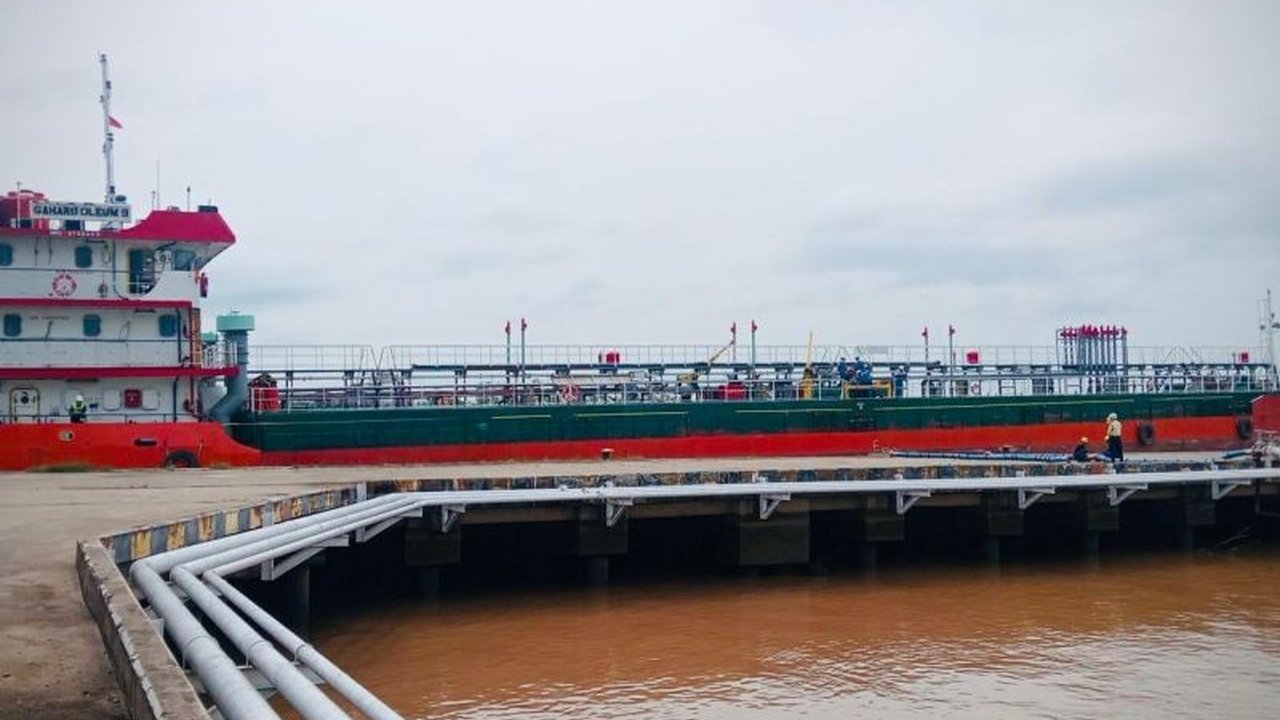 PT Pelabuhan Tanjung Priok (PTP) Nonpetikemas Cabang Jambi meningkatkan layanan logistik dengan metode pipanisasi untuk bongkar muat LPG di Pelabuhan Kawasan Muara Sabak, menargetkan peningkatan throughput hingga 36 ribu ton per tahun.