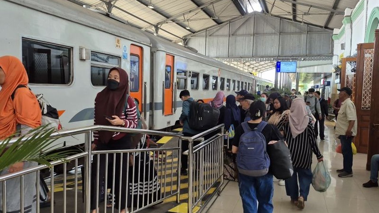 Jumlah penumpang kereta ekonomi PSO di Daop 7 Madiun meningkat 12 persen di tahun 2024 menjadi 421.362 penumpang, menunjukkan tingginya minat masyarakat terhadap layanan transportasi terjangkau dan berkualitas.