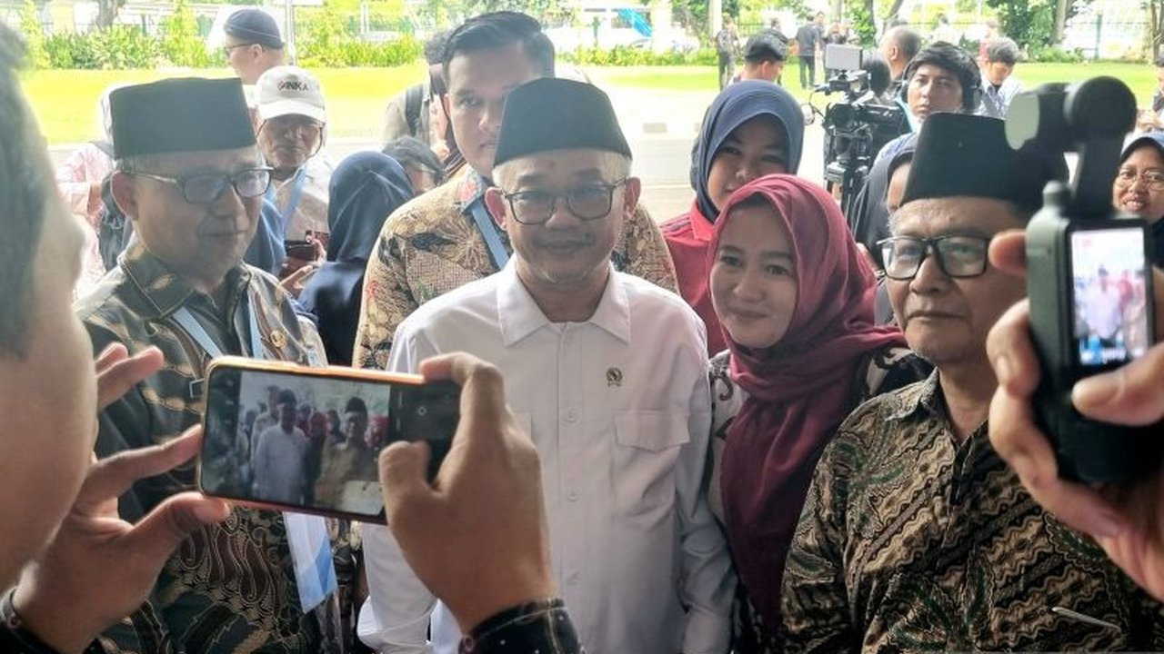 Menteri Pendidikan dan Kebudayaan menyalurkan tunjangan profesi guru (TPG) langsung ke rekening masing-masing guru mulai Maret 2025 sebagai bentuk apresiasi dan peningkatan kesejahteraan guru.