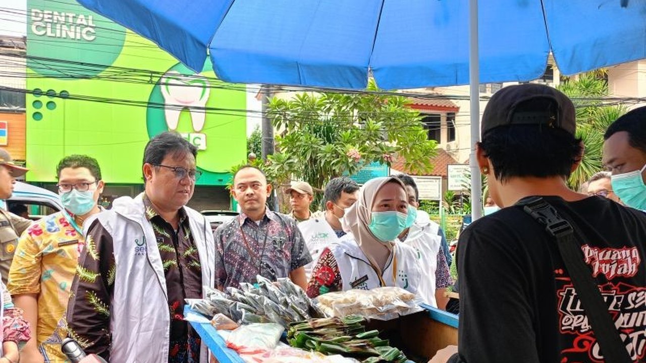 Pemerintah Kota Jakarta Timur mengawasi penjualan takjil di Pasar Perumnas Klender untuk memastikan keamanan pangan dan mencegah keracunan selama Ramadhan.