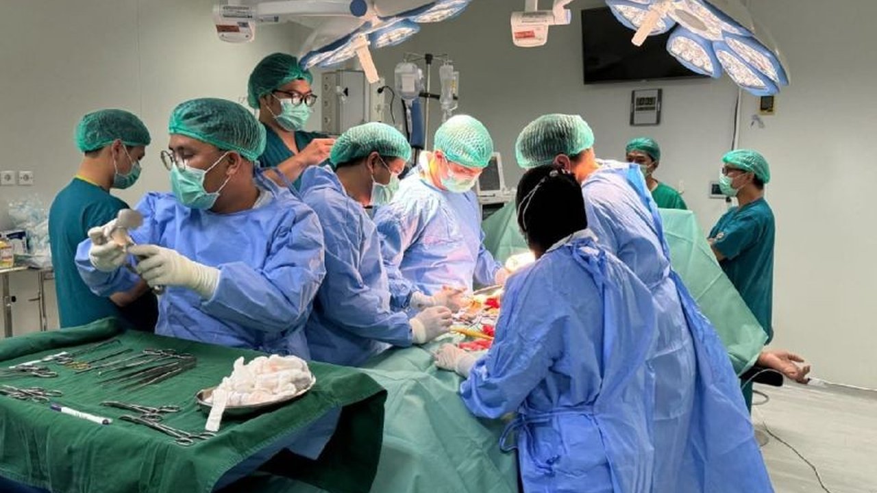 Rumah Sakit Adam Malik Medan kini mampu melakukan transplantasi ginjal secara mandiri, menawarkan solusi bagi peningkatan kasus penyakit ginjal kronis di Indonesia yang ditanggung BPJS Kesehatan.