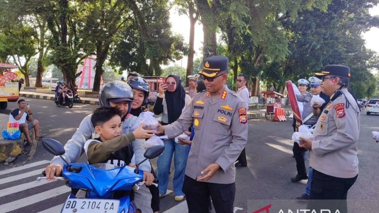 Polresta Bengkulu berbagi 100 takjil kepada pengendara sebagai wujud kepedulian dan mempererat silaturahmi di bulan Ramadhan, sekaligus meningkatkan keamanan dan ketertiban masyarakat.