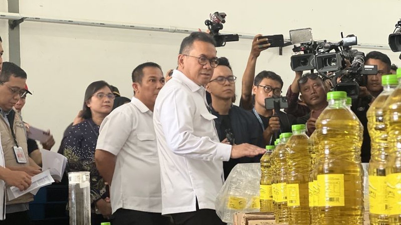 Menteri Perdagangan Budi Santoso menegaskan Minyakita bukan minyak subsidi, melainkan produk kewajiban produsen, namun kasus ketidaksesuaian takaran kemasannya menjadi sorotan publik.
