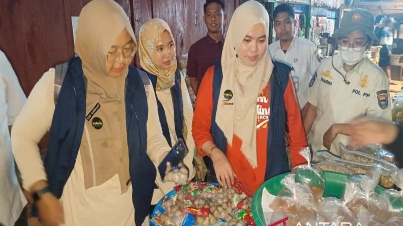Pemerintah Kabupaten Batang intensifikasi pengawasan keamanan pangan di pasar tradisional dan toko modern, menemukan empat zat berbahaya dalam beberapa produk makanan.