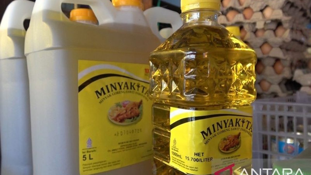 Perum Bulog Sulselbar menjual Minyakita di Kantor Pos Indonesia seharga Rp14.500 per liter untuk menstabilkan harga minyak goreng yang melambung tinggi di pasaran jelang Ramadhan.