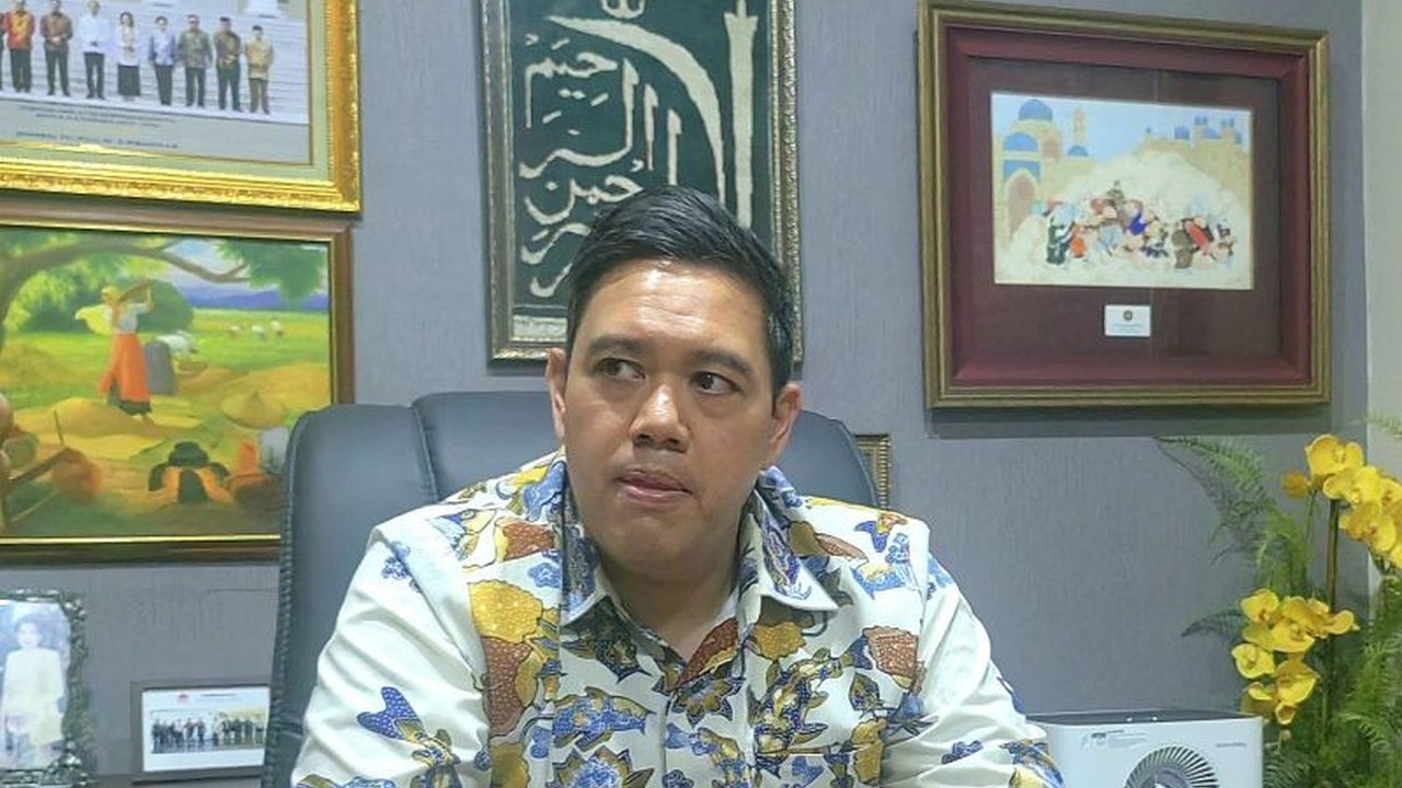 Komisi I DPR RI menegaskan Sekretaris Kabinet Teddy Indra Wijaya tidak perlu pensiun dari TNI karena jabatannya berada di bawah Sekretariat Militer Presiden, sesuai ketentuan undang-undang.