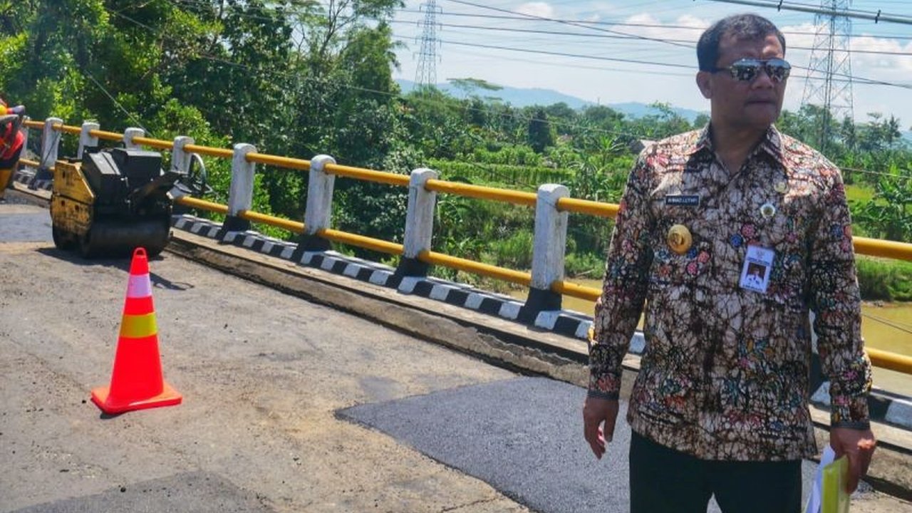 Pemerintah Provinsi Jawa Tengah (Pemprov Jateng) gencar memperbaiki jalan provinsi untuk memastikan kelancaran arus mudik Lebaran 2025, dengan progres yang telah mencapai 95 persen.