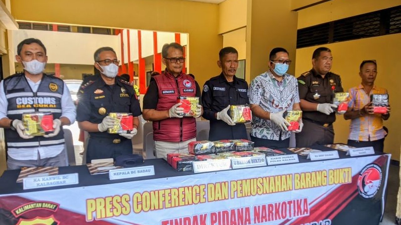 Polda Kalbar mengungkap penyelundupan 20 kg sabu di perbatasan Indonesia-Malaysia, menyelamatkan sekitar 160.000 jiwa dari ancaman narkoba dan mengamankan empat tersangka.