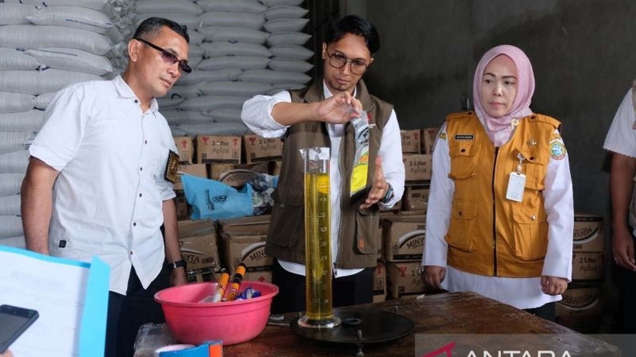 Diskumindag Kota Pontianak memastikan MinyaKita di pasaran sesuai takaran kemasan setelah pengawasan bersama Satgas Pangan, dan mengimbau masyarakat untuk melaporkan jika menemukan kejanggalan.