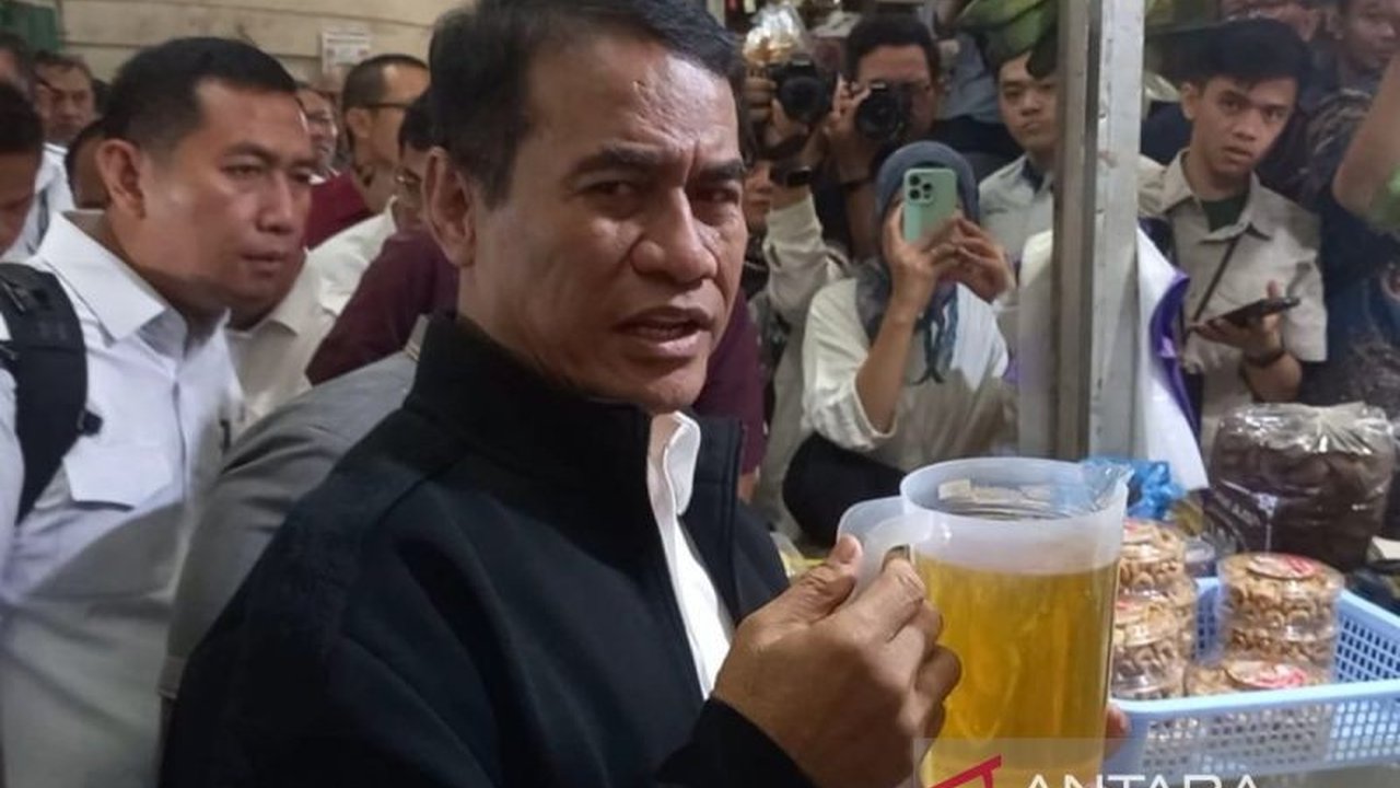 Menteri Pertanian menemukan penyimpangan volume MinyaKita di Solo, Jawa Tengah; penegak hukum diminta menindak produsen, bukan pedagang.