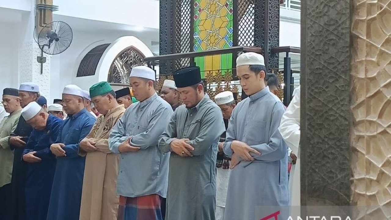 Pemerintah Provinsi Kalimantan Timur menginstruksikan seluruh pegawai Muslim untuk melaksanakan shalat berjamaah, guna meningkatkan keimanan dan kedisiplinan, serta menciptakan suasana kerja yang harmonis.