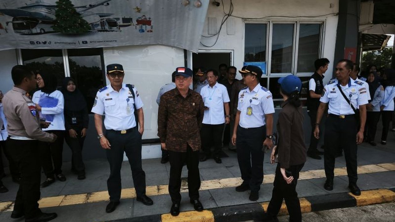 Menhub Budi Karya Sumadi memastikan tiga pelabuhan di Lampung siap melayani pemudik Lebaran 2025 dengan skema baru untuk mengurangi kepadatan di Pelabuhan Merak.