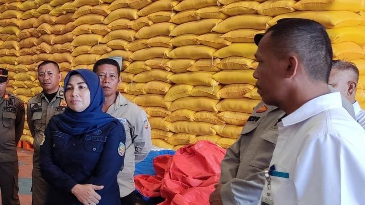 Bulog Konawe Selatan memastikan stok beras 1.600 ton aman hingga 10 bulan ke depan, termasuk untuk Ramadhan dan Idul Fitri, serta akan menggelar operasi pasar untuk mencegah lonjakan harga.