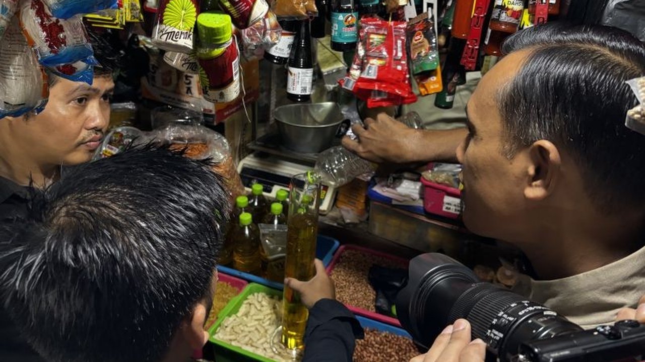 Satgas Pangan Polda Jabar melakukan pengecekan dan memastikan takaran MinyaKita di Pasar Kosambi, Bandung sesuai standar 1 liter, meskipun sebelumnya ditemukan kasus kecurangan takaran di Subang.