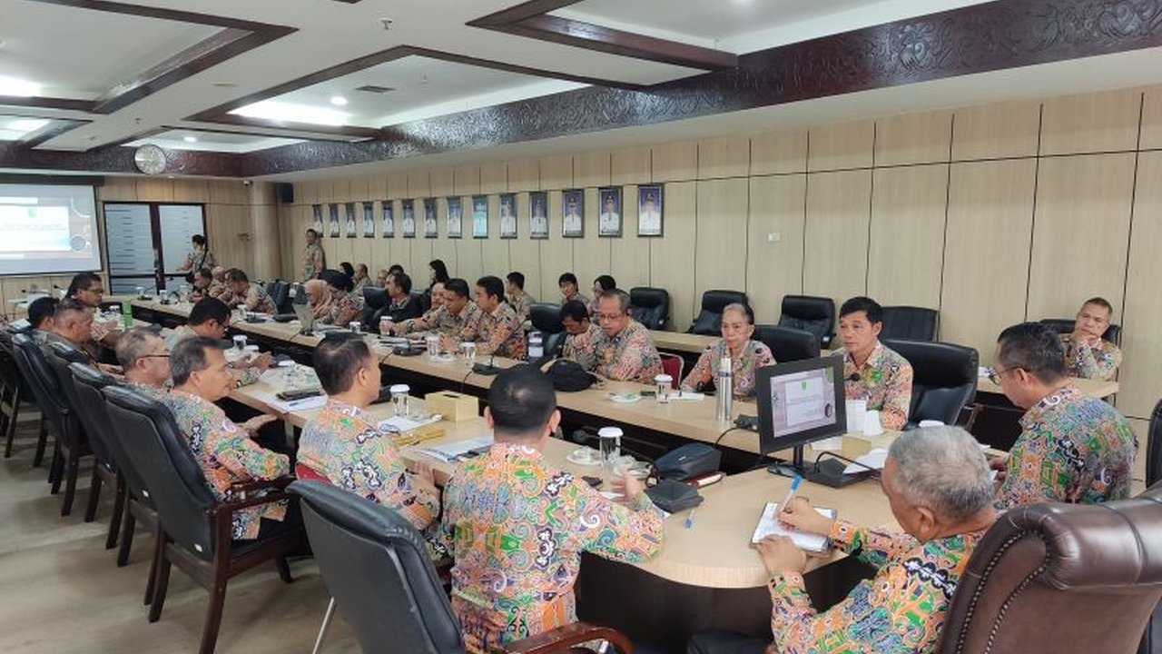 Bapenda Bengkayang optimistis capai target pendapatan pajak kendaraan bermotor Rp17,2 miliar di tahun 2025 melalui berbagai strategi peningkatan kepatuhan wajib pajak.