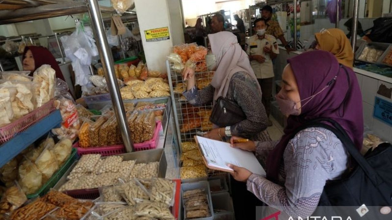 Tim Sidak Pangan Kota Surakarta menemukan sejumlah produk makanan kedaluwarsa di Pasar Jebres, Solo, menjelang Lebaran,  mengakibatkan kekhawatiran akan keamanan pangan konsumen.