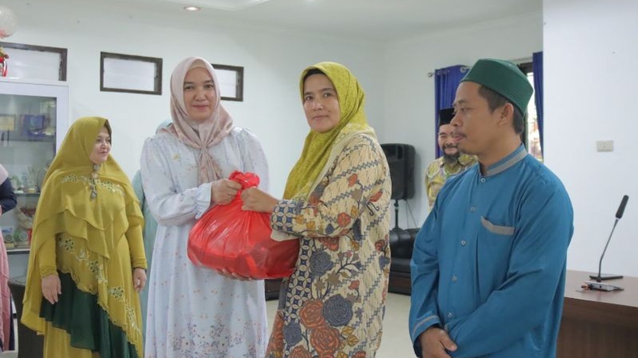 Dharma Wanita Persatuan (DWP) Provinsi Kepulauan Bangka Belitung membagikan 135 paket sembako kepada pegawai harian lepas (PHL) dan outsourcing di lingkungan Pemprov Babel sebagai wujud kepedulian di bulan Ramadan.