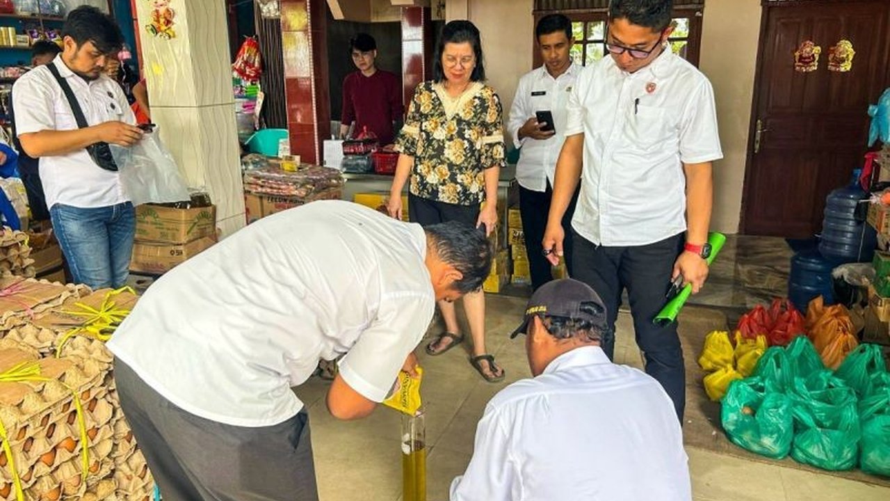 Polres Natuna memastikan MinyaKita kemasan plastik sesuai takaran, namun menemukan masalah pada kemasan botol plastik yang tak mencantumkan takaran jelas dan isinya hanya 800ml.