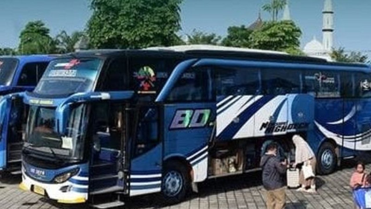 Pemerintah Kabupaten Madiun menyediakan delapan bus gratis untuk pemudik yang kembali ke Surabaya setelah Lebaran 2025, guna mengurangi kemacetan dan meringankan beban ekonomi masyarakat.
