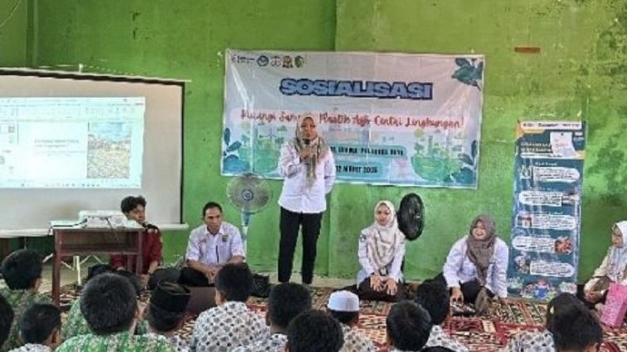 Dinas Lingkungan Hidup Palangka Raya memberikan edukasi kepada pelajar SMP tentang bahaya sampah plastik dan mendorong gerakan sekolah minim sampah.