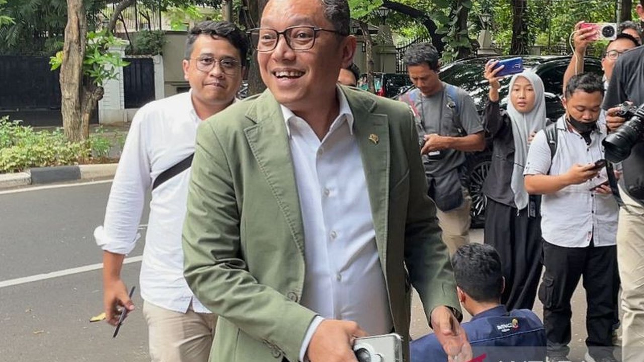 Jelang sidang perdana Sekretaris Jenderal PDIP Hasto Kristiyanto, sejumlah anggota Komisi III DPR dari Fraksi PDIP mengunjungi Megawati Soekarnoputri di Jakarta.
