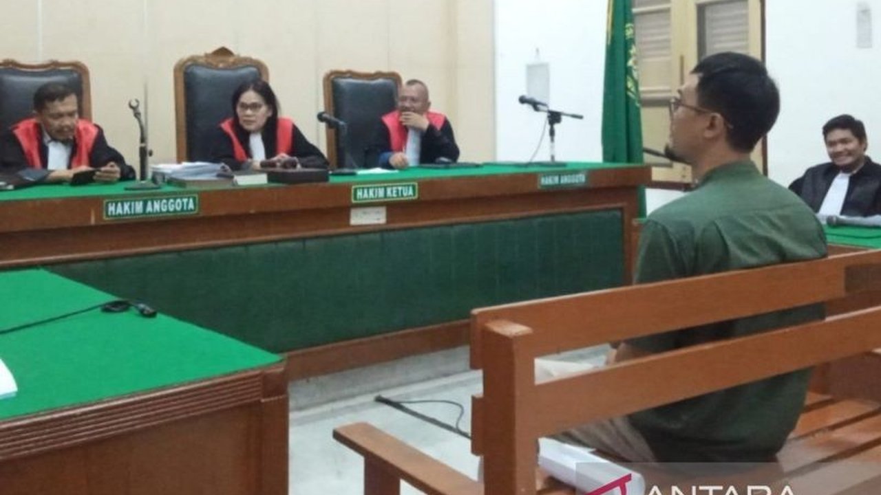 Mantan pemain Timnas U-20, Irfan Raditya, menangis saat membacakan pledoi di Pengadilan Tipikor Medan, memohon keringanan hukuman atas kasus korupsi pembangunan gapura UIN Sumut.