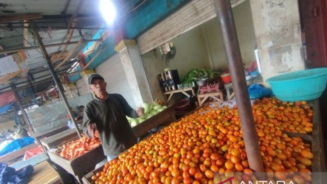 Disperindag Dompu mengimbau masyarakat untuk tidak panic buying menjelang Ramadhan, karena stok kebutuhan pokok aman dan harga relatif terkendali, meskipun ada kenaikan harga cabai rawit.