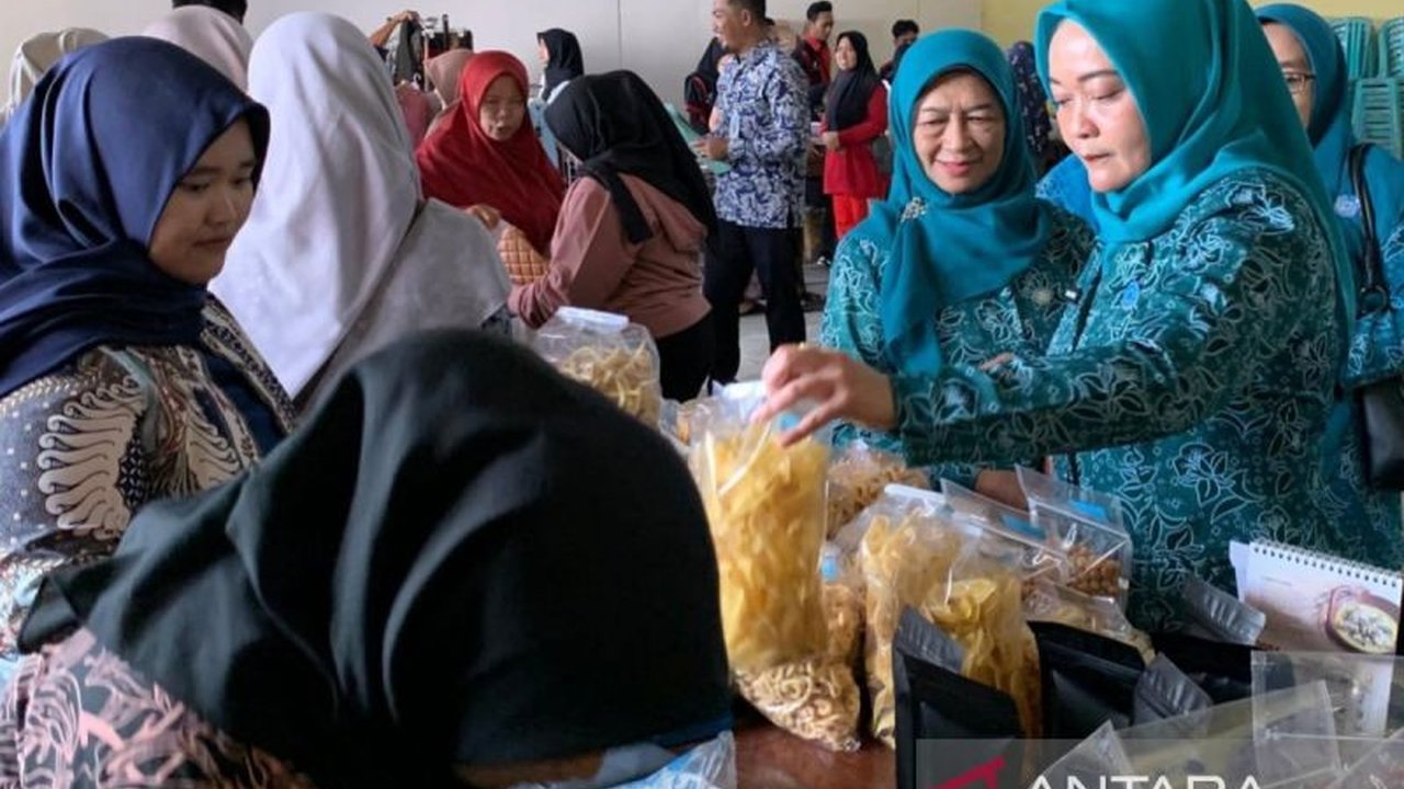 Ketua TP PKK Temanggung, Panca Dewi Agus Setyawan, mengajak masyarakat untuk meningkatkan pembelian produk UMKM lokal guna mendorong pertumbuhan ekonomi daerah dan meramaikan pasar tradisional menjelang Ramadhan dan Lebaran.