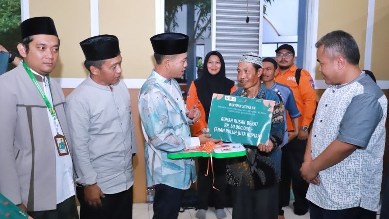 Pemerintah Kabupaten Bandung menyalurkan Rp25,5 miliar untuk 1.083 rumah warga terdampak gempa Kertasari, bantuan tambahan juga diberikan dari APBD dan donasi ASN.