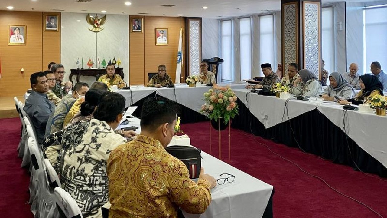 Komisi IX DPR RI memuji kesiapan Pemprov Kepri dalam penyaluran THR, namun menyoroti nasib pekerja magang, PKL, honorer, dan pekerja online yang belum jelas statusnya.