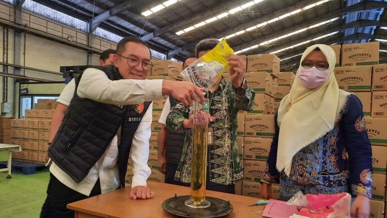 Polda Jambi melakukan pengawasan ketat terhadap takaran MinyaKita di tingkat produsen untuk memastikan konsumen mendapatkan minyak goreng sesuai takaran dan mencegah kecurangan.