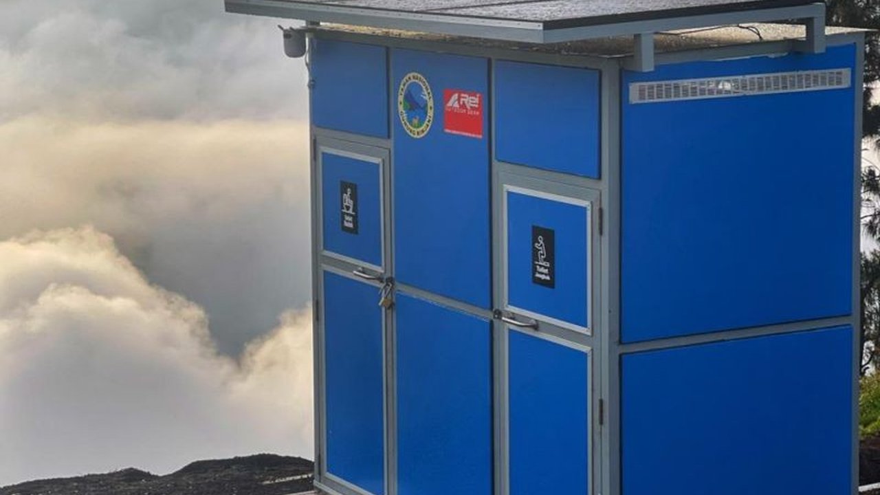Balai Taman Nasional Gunung Rinjani membangun toilet ramah lingkungan di ketinggian 2639 mdpl untuk mengurangi dampak buruk buang air besar sembarangan bagi lingkungan dan kenyamanan pendaki.
