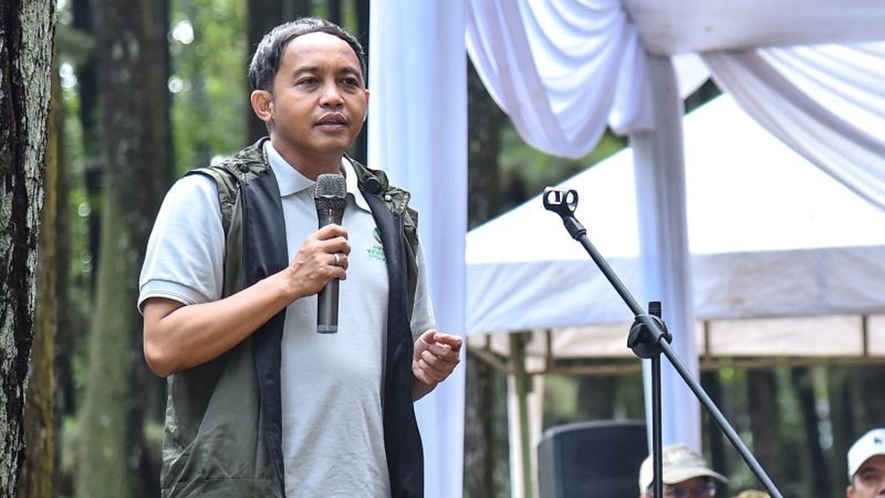 Menteri Kehutanan RI, Raja Juli Antoni, menjadikan Hari Bakti Rimbawan 2025 sebagai momentum evaluasi kinerja dan komitmen untuk perbaikan berkelanjutan dalam menjaga kelestarian hutan Indonesia.