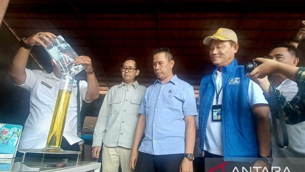 Disperindag Babel bersama Tim Satgas Pangan melakukan pengukuran ulang Minyakita dan memastikan takaran isi kemasan sesuai standar, serta stok aman jelang Lebaran.