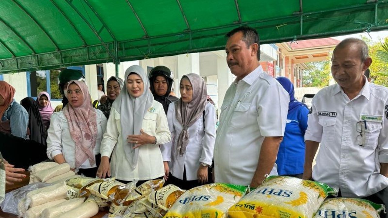 Pemerintah Kabupaten Tolitoli menggelar pasar murah untuk memastikan harga bahan pokok tetap terjangkau selama Ramadhan 1446 H, dengan menyediakan Minyakita, beras, telur, dan gula pasir dengan harga khusus.
