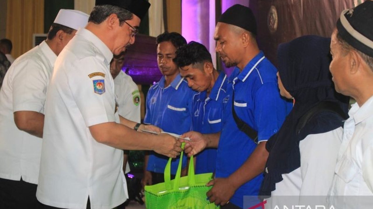 Gubernur Maluku, Hendrik Lewerissa, mengimbau ASN di lingkungan Pemprov Maluku untuk menyalurkan zakat melalui Baznas agar tepat sasaran dan bermanfaat bagi masyarakat yang membutuhkan.