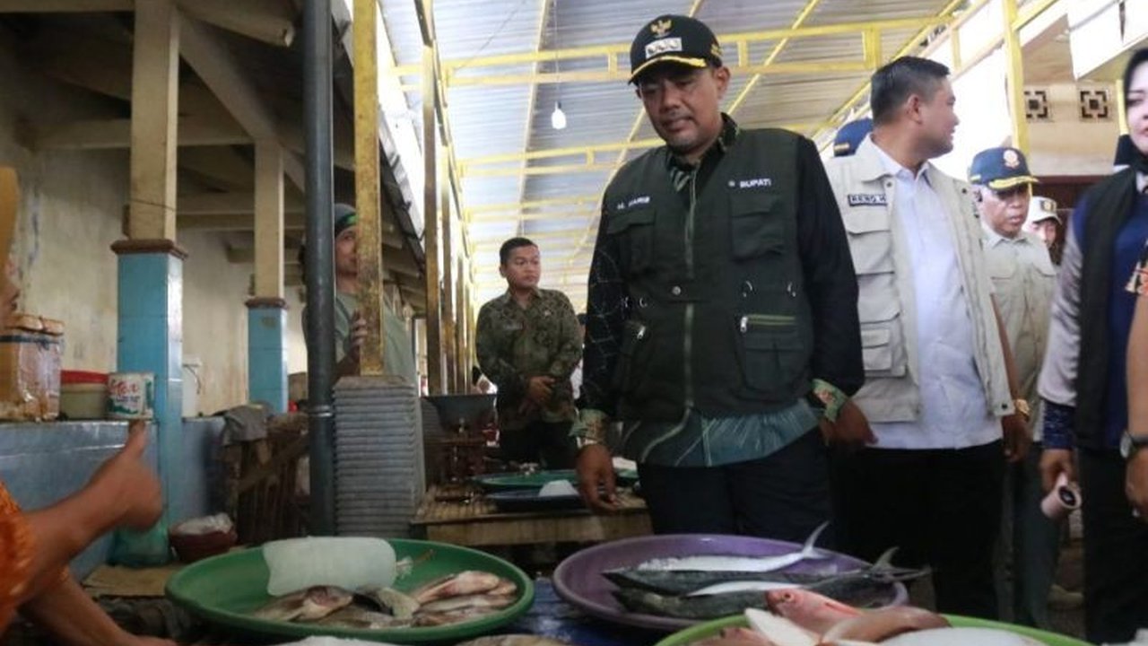 Bupati Probolinggo, Mohammad Haris, memastikan harga bahan pokok di daerahnya relatif stabil menjelang Lebaran 2025, meskipun harga cabai mengalami kenaikan akibat terbatasnya pasokan.