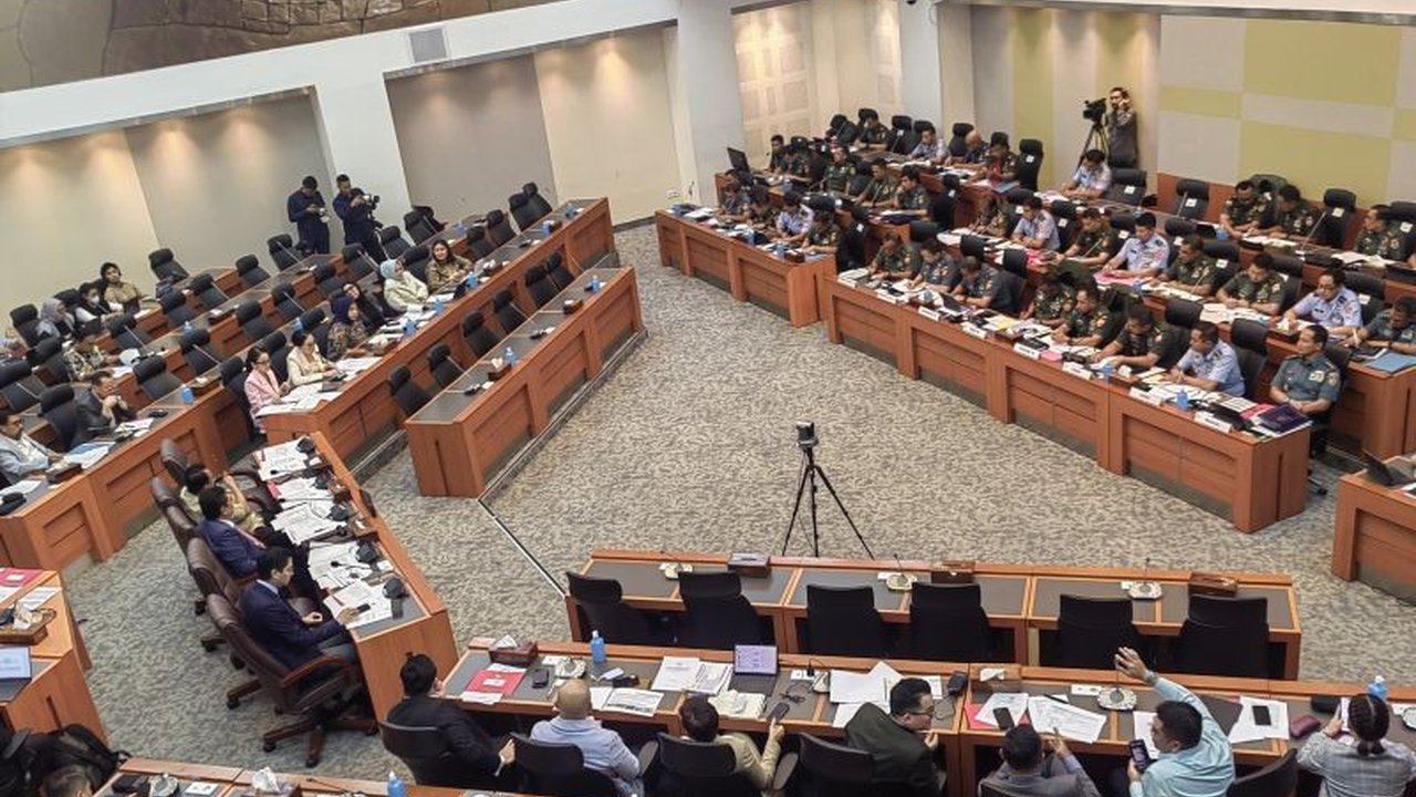 Panglima TNI Jenderal Agus Subiyanto mengusulkan revisi UU Nomor 34 Tahun 2004 tentang TNI untuk menyesuaikan peran dan tugas TNI dengan dinamika global dan perkembangan teknologi.