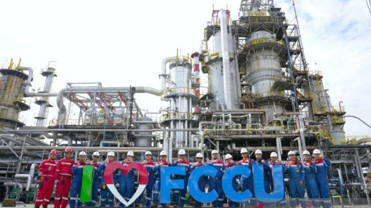 Kilang Pertamina Plaju di Palembang tetap beroperasi normal selama Ramadhan 2025, memastikan pasokan BBM dan LPG untuk Sumatera Bagian Selatan tetap terpenuhi.
