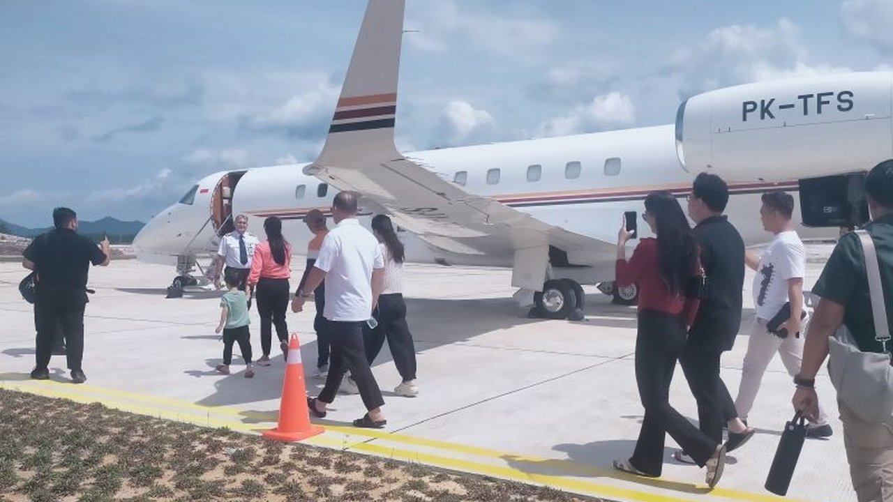 Bandara Singkawang akan memulai penerbangan reguler perdananya pada 20 Maret 2025 mendatang, dengan rute Jakarta-Singkawang dan sebaliknya, yang dilayani oleh TransNusa dan Super Air Jet.