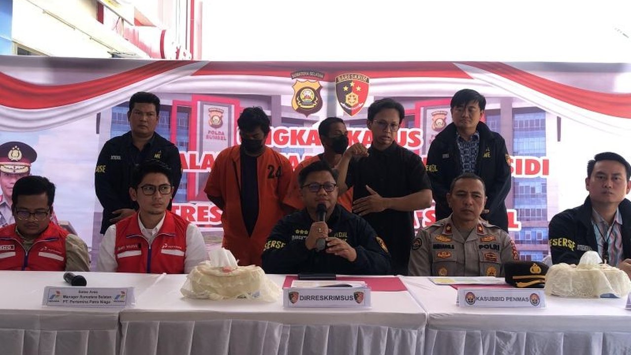 Polda Sumsel menangkap dua bersaudara yang menyelewengkan BBM subsidi dengan modus menggunakan barcode kendaraan roda enam untuk mobil boks, mereka terancam hukuman 6 tahun penjara dan denda Rp60 miliar.