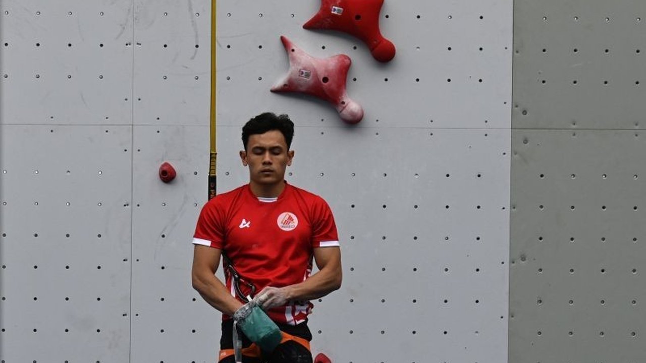 Peraih emas Olimpiade Paris 2024, Veddriq Leonardo, mengubah jadwal latihan menjadi malam hari selama Ramadhan untuk menghadapi Kejuaraan Dunia Panjat Tebing di China.