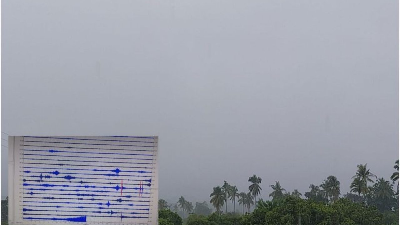 Pusat Vulkanologi dan Mitigasi Bencana Geologi (PVMBG) mendeteksi getaran banjir lahar hujan Gunung Lewotobi Laki-laki di Flores Timur, NTT, masyarakat diimbau waspada.