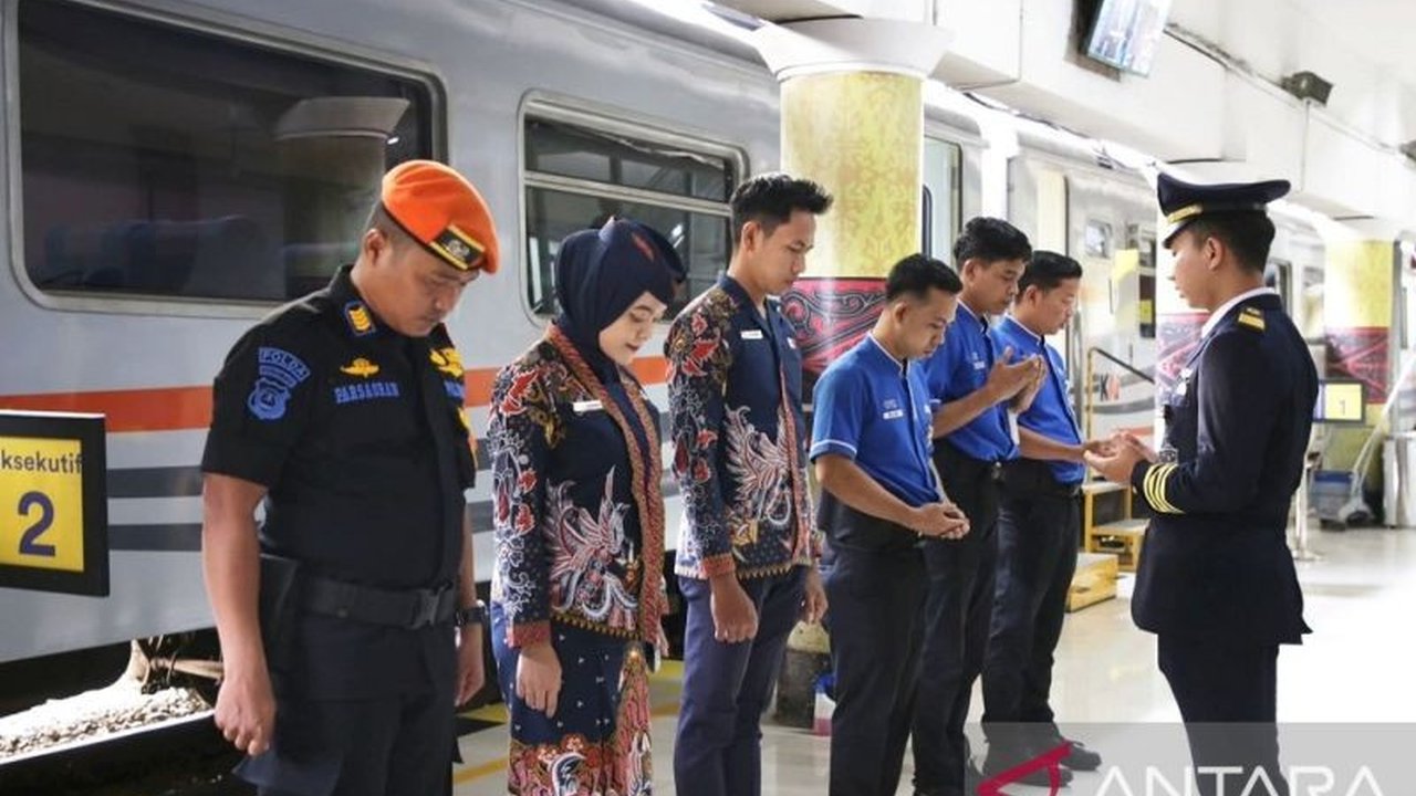 PT KAI Divre I Sumut meningkatkan layanan pelanggan dengan menempatkan 5 petugas Customer Service Mobile (CSM) di Stasiun Medan dan Kisaran, serta menyediakan fasilitas 'water station' untuk keberlanjutan lingkungan.
