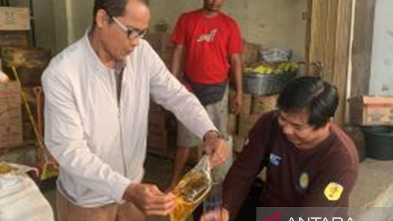 Dinas Perdagangan HST melakukan uji tera minyak goreng kemasan di Pasar Keramat Barabai untuk memastikan takaran isi dan menindaklanjuti isu minyak goreng MinyaKita yang beredar dengan takaran kurang dari satu liter.