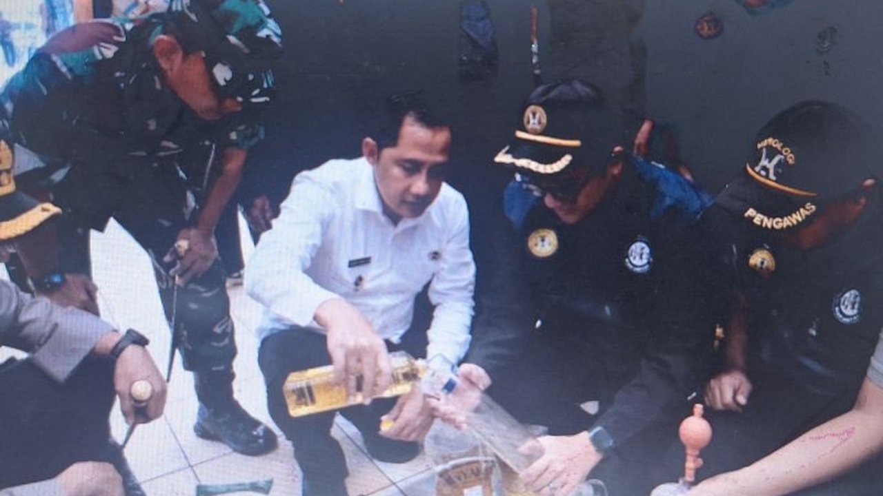 Pemkot Depok menemukan ketidaksesuaian takaran dan harga jual MinyaKita di atas HET dalam sidak di Pasar Sukatani, Jawa Barat, menimbulkan kerugian bagi konsumen.