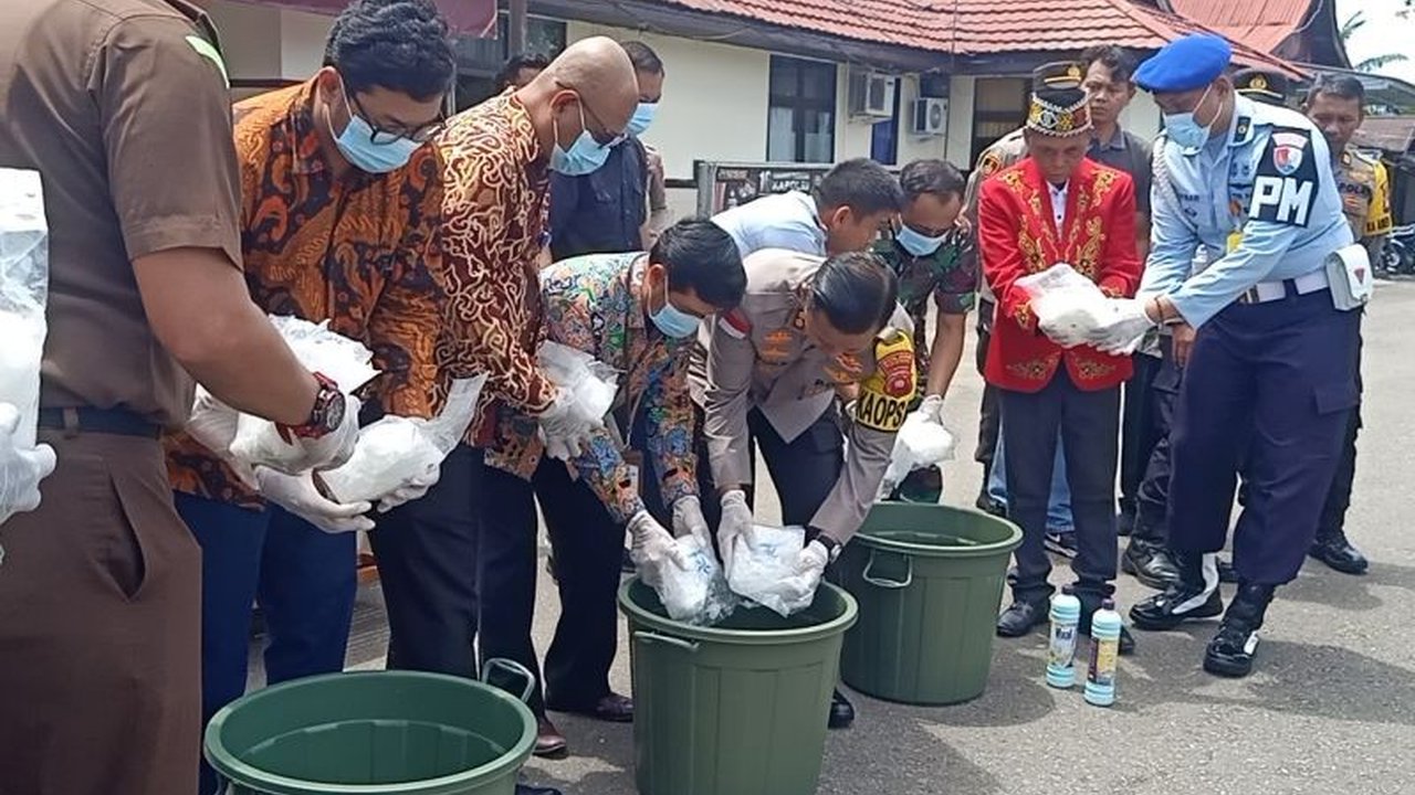 Polres Bengkayang memusnahkan 10 kg sabu hasil sitaan di perbatasan RI-Malaysia; pelaku yang melarikan diri masih diburu.