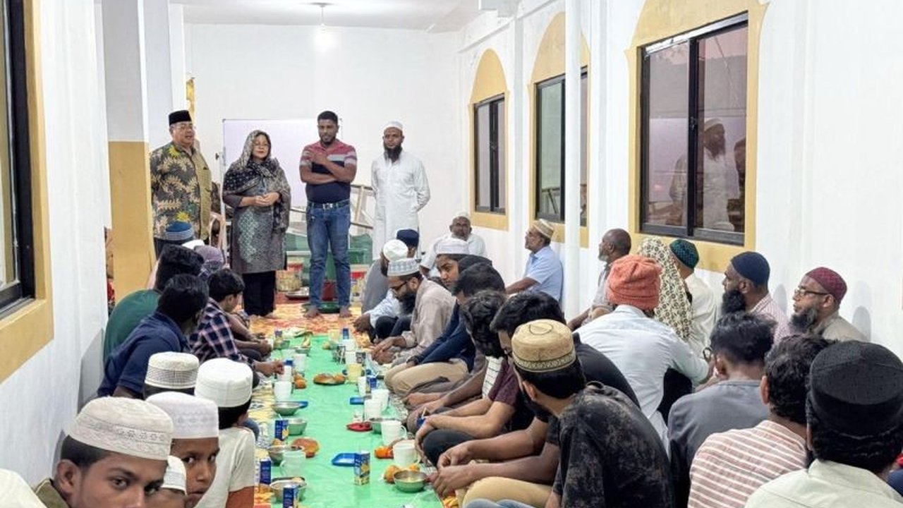 KBRI Colombo menggelar buka puasa bersama di Masjid Indonesia Memorial, Sri Lanka, untuk mempererat hubungan Indonesia-Sri Lanka dan mengenang korban tragedi penerbangan haji.
