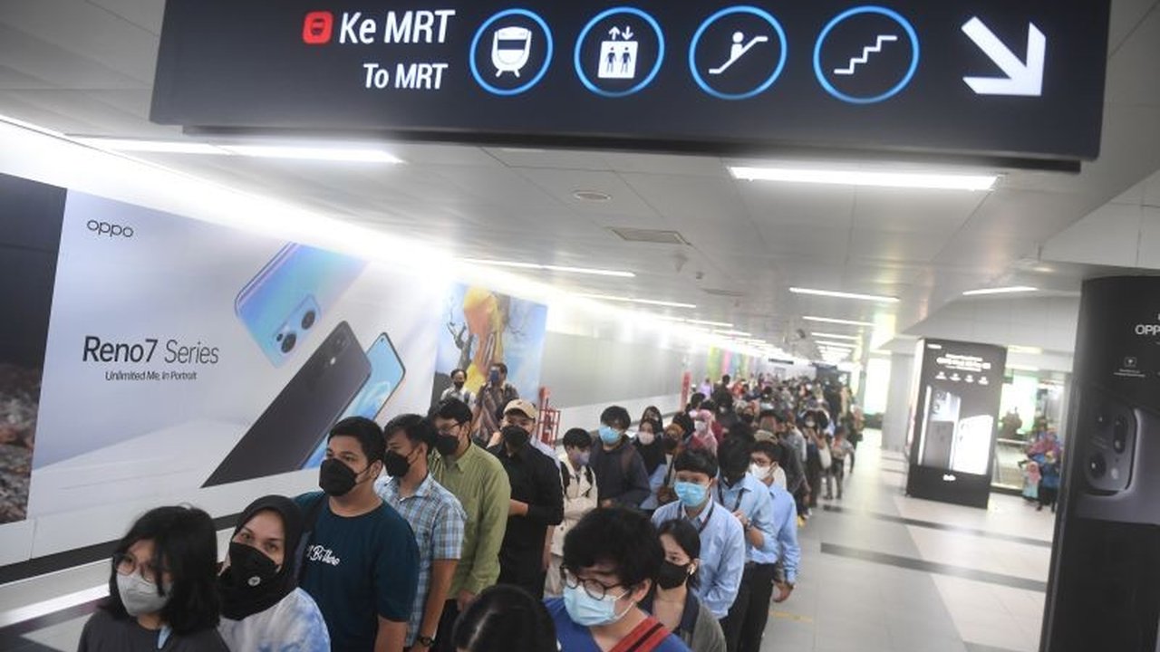 Pemerintah Provinsi DKI Jakarta berencana memberikan layanan MRT dan LRT Jakarta secara gratis kepada 15 golongan masyarakat, termasuk ASN, pensiunan, dan warga kurang mampu, melalui peraturan gubernur yang sedang disiapkan.